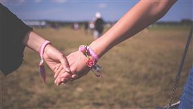 日本朝日新聞民調發現，65%的日本民眾認為法律應承認同性婚姻，比例大幅高於反對的22%，且年齡越低，支持的比例越高。（示意圖／圖取自Pixabay圖庫）