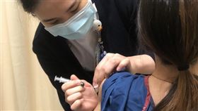 打疫苗（慈濟醫院提供）