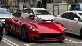法拉利,Monza SP1,超跑,駕駛,安全帽（圖／翻攝自爆廢公社二館）