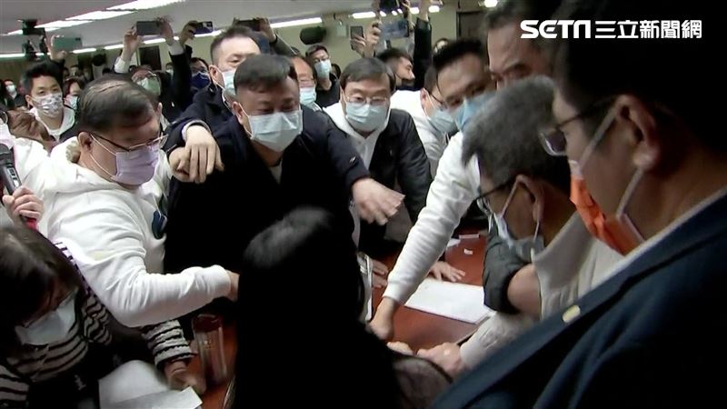 立院現場火爆！綠委轟費鴻泰暴力搶麥