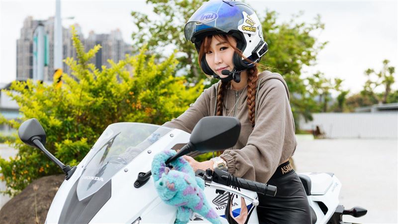 車禍後　重機正妹竟變外送員、模特兒