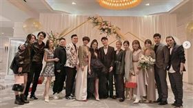 照片暗藏玄機，以新人為中心，左邊已結婚，右邊則反之。（圖／翻攝自大牙IG）