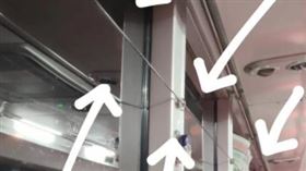 女網友好奇公車窗戶旁的鐵繩有什麼用途。（圖／翻攝自Dcard） 