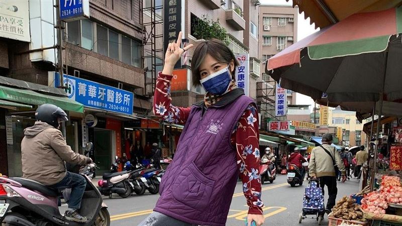 Lulu現身東湖市場　爽買33塊衣