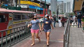 菲律賓單日確診飆新高大馬尼拉地區民眾生活逐漸恢復正常，防疫意識有所鬆懈，但菲律賓19日新增7103例武漢肺炎確診病例，創下疫情爆發以來新高。專家建議政府實施類似去年的隔離措施，以減少染疫人數。中央社記者陳妍君馬尼拉攝  110年3月19日