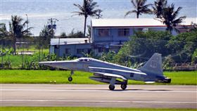 F-5E戰機擦撞墜海台東志航空軍基地2架F-5E戰機22日執行訓練任務時失聯，軍方指出，此次訓練為4架編隊飛行，其中2號機（5287）和4號機（5286）碰撞後落海。圖為2018年7月14 日拍攝在志航基地準備起飛的編號5286機。中央社記者盧太城台東攝  110年3月22日