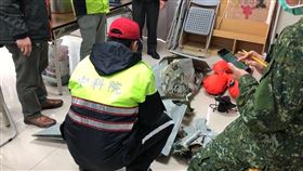 搜救人員陸續找到潘穎諄鞋子和飛機殘骸。（圖／翻攝畫面）