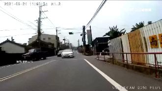 轎車跨雙黃線逆向衝　網友批蓄意謀殺