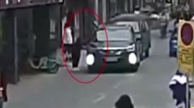 大陸,假車禍,腳,輾壓,車子,詐騙,白鞋,男子。（圖／翻攝自網易新聞）