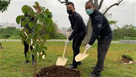 竹市首座環保自然葬園區啟用新竹市首座環保自然葬園區「詠生樹」22日啟用，市長林智堅（左）出席啟用典禮，並在園區植樹，盼有更多民眾接受，並響應環保自然葬。中央社記者郭宣(文三)攝  110年3月22日