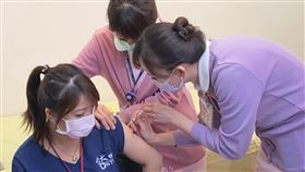 接種的張護理師表示，無特別感覺，也不特別疼痛。（圖／記者簡浩正攝影）