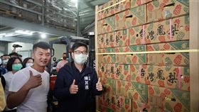高雄鳳梨外銷韓國　陳其邁出席封櫃儀式（1）高雄大樹金鑽鳳梨進軍韓國首爾高端超市，南友農青果生產合作社首批16.8噸22日包裝，市長陳其邁（右）下午訪視鳳梨集貨出口作業流程，見證外銷韓國首爾高端精品市場的封櫃儀式。中央社記者董俊志攝  110年3月22日