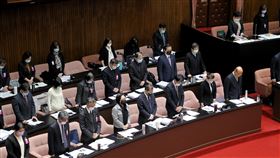 蘇揆為殉職飛官默哀立法院會23日對行政院長蘇貞昌（前排右）施政方針及施政報告繼續質詢，部會首長列席。會議開始前蘇貞昌率全體為國軍失事戰機殉職飛官默哀。中央社記者王飛華攝  110年3月23日