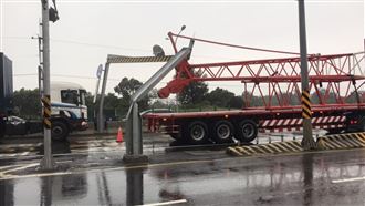 硬闖隧道撞壞限高架　板車駕駛賠慘了