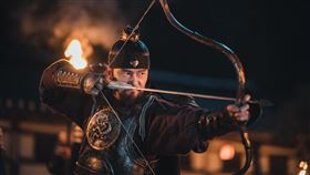 奇幻古裝劇《朝鮮驅魔師》由帥大叔甘宇成、花美男張東潤、朴成勳演出，為守護朝鮮百姓挺身殺爆活屍。（圖／friDay影音提供）