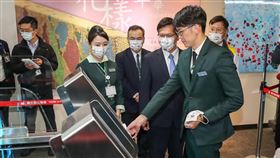 林佳龍視察松機智慧通關系統（3）交通部長林佳龍（後右2）23日至松山機場視察「3e智慧通關系統」，由旅客自助通關查驗，強化航空保安，並降低機場人力負擔。中央社記者裴禛攝  110年3月23日