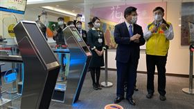 交通部長林佳龍今天23日視察「3E」智慧通關系統。（圖／記者陳宜加攝影）