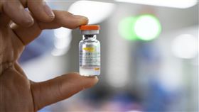 港專家稱 科興疫苗安全性可接受香港的醫學專家檢視了科興生產的滅活疫苗（克爾來福），稱根據疫苗的一、二期臨床數據顯示，疫苗的安全性可以接受。圖為科興疫苗。（中新社提供）中央社 110年2月10日