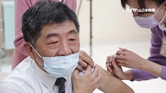 接種不公開挨批！陳時中秀紀錄卡闢謠