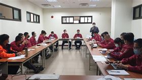 強化救災  台南研析改善消防裝備台南市消防局強化救災，全力推動裝備器材研究計劃，成立研析小組，改善救災裝備器材；並請來專業技師講解空氣灌充機構造及保養維護應注意事項。（台南市消防局提供）中央社記者張榮祥台南傳真  110年3月23日