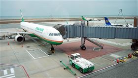 金門清明節第3波加班機  3/25受理訂位金門縣政府23日表示，協調航空公司在清明節連假提供第3波加班機疏運民眾，預計加開北金來回共4架次，25 日上午9時統一受理訂位。中央社  110年3月23日