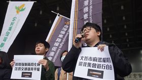 待轉大富翁活動發起人遭罰  赴北市府表不滿台灣機車路權促進會抗議台北市塔城街與鄭州路口實施機車兩段式左轉的政策，109年發起待轉大富翁行動，活動申請人羅宜（右）與參與者吳祥瑀（左）遭警方依集會遊行法裁罰各新台幣3萬元。兩人23日在市議員的陪同下，前往台北市政府外表達抗議。中央社記者徐肇昌攝  110年3月23日