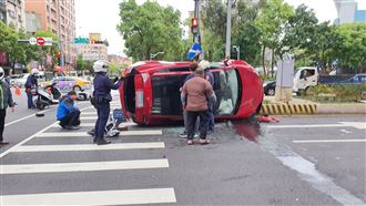 板橋特斯拉闖紅燈　撞翻3機車5人傷
