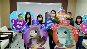 迎接兒童節　基隆準備6好禮大放送迎接兒童節到來，基隆市政府推出包含「城市尋寶趣」在內等「六大好禮」，市長林右昌（中）期待大家在拆開市府精心準備的禮物那刻，除了開心滿足，也能感受到市府的用心。中央社記者王朝鈺攝  110年3月23日