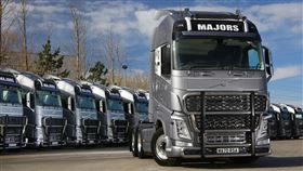 全球半導體晶片荒，瑞典車廠富豪集團23日宣布暫停生產卡車。（圖取自facebook.com/VolvoTrucks）