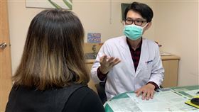 52歲婦因尿失禁問題感到困擾，光田綜合醫院婦產科醫師蘇棋楓(右)為患者進行薇薇電波療程改善（圖／光田綜合醫院提供）