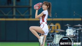 ▲退役樂天女孩慕霏受邀到主場開球。（圖／記者劉彥池攝影）