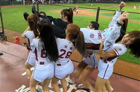 「當市長為這個！」9正妹抬棺鄭文燦　網：難怪韓國瑜要來（圖／翻攝自鄭運鵬臉書）