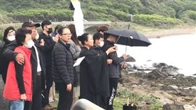 殉職飛官羅尚樺家屬赴屏東旭海招魂空軍2架F-5E戰機22日在屏東旭海海域上空擦撞墜海，飛官羅尚樺殉職。羅尚樺的家屬，包括父親、弟弟及新婚妻子23日下午到港仔中山漁港南側道路發現彈射座艙處進行招魂，場面哀戚。（民眾提供）中央社記者郭芷瑄傳真  110年3月23日