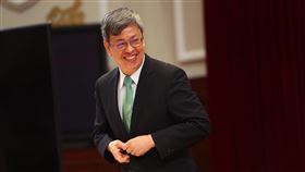 陳建仁將回任中研院　放棄卸任副總統禮遇副總統陳建仁於20日正式卸任後，將回任中央研究院特聘研究員，未來將透過學術研究回饋社會；選擇投入學術服務的他，也將成為第一位主動放棄禮遇的卸任副總統。中央社記者王騰毅攝  109年5月14日