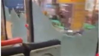 公車玻璃窗破碎片噴飛　司機淡定照開