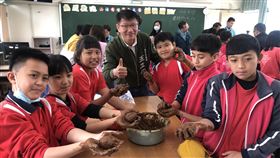 台中山城學童赴海線國小參訪　體驗製作鹹鴨蛋「山海友情，原來是客」活動由民進黨籍台中市議員王立任（後中）發起舉辦，今年邁入第4年，和平山區學童前往梧棲永寧國小參訪，開心體驗「鹹鴨蛋DIY」。中央社記者趙麗妍攝  110年3月23日