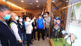 盧秀燕參觀中捷文心森林公園站主題廁所（1）台中捷運繼去年推出高鐵台中站及松竹站的5星級女廁後，再與在地企業合作，於文心森林公園站打造森林系主題男女廁，台中市長盧秀燕（左4）23日到場參觀。中央社記者蘇木春攝　110年3月23日