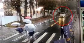 老師指揮過馬路！白車「看到人衝更快」南投3國中生險遭撞（圖／翻攝自爆料公社）