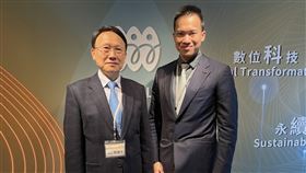 聚陽周理平3年後卸任CEO 獨子首亮相聚陽董事長周理平（左）表示，將逐步交棒給中生代，預計3年後卸下執行長身份，不過仍將續任董事長一職，參與核心決策；周理平獨子、聚陽董事周心鵬（右）23日首度在媒體前亮相。中央社記者蔡芃敏攝 110年3月23日