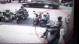 機車載幼童沒先熄火　下秒暴衝撞騎樓