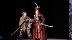 明華園新戲海賊之王  孫翠鳳飾一代梟雄鄭芝龍受傳藝中心之邀製作，明華園戲劇總團推出「海賊之王—鄭芝龍傳奇」，由戲曲小生孫翠鳳（右）飾演一代梟雄鄭芝龍，以戲劇探看他的傳奇一生。（傳藝中心提供）中央社記者趙靜瑜傳真  110年3月24日