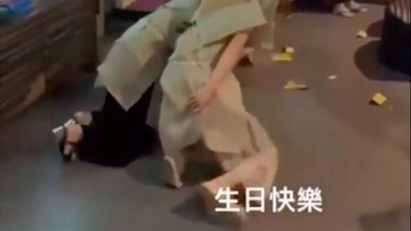 「五子哭墓」慶生　4女穿孝服地上爬