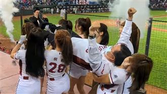 被9女高舉嗨翻網！鄭文燦笑吐真相