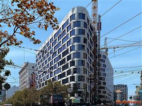 大陸建設首次跨足美國，搶佔舊金山Market Street與Turk Street交匯心臟地段，打造精品飯店宅「尚芮公寓SERIF」（圖／業者提供）