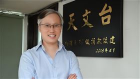 清大與國際團隊合作  捕獲太空微中子國立清華大學天文所特聘教授江國興（圖）與德國團隊合作，捕獲距地球7億光年遠的恆星被黑洞撕裂時噴發的微中子，這項重大的天文發現日前登上學術期刊「自然天文學」。（清華大學提供）中央社記者魯鋼駿傳真  110年3月24日