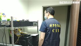 刑事局電信偵查大隊現場查扣大批詐騙用主機。翻攝畫面