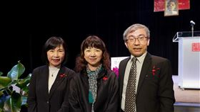 陳悅宜任傳藝中心主任  期許打造傳統成為品牌國立傳統藝術中心24日舉行新卸任主任交接典禮，由文化部次長李靜慧（中）監交，新上任傳藝中心主任陳悅宜（左）及卸任傳藝中心主任陳濟民（右）合影。陳悅宜表示，將打造傳統成為經典，進而變成品牌。（傳藝中心提供）中央社記者趙靜瑜傳真  110年3月24日