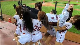 「當市長為這個！」9正妹抬棺鄭文燦　網：難怪韓國瑜要來（圖／翻攝自鄭運鵬臉書）