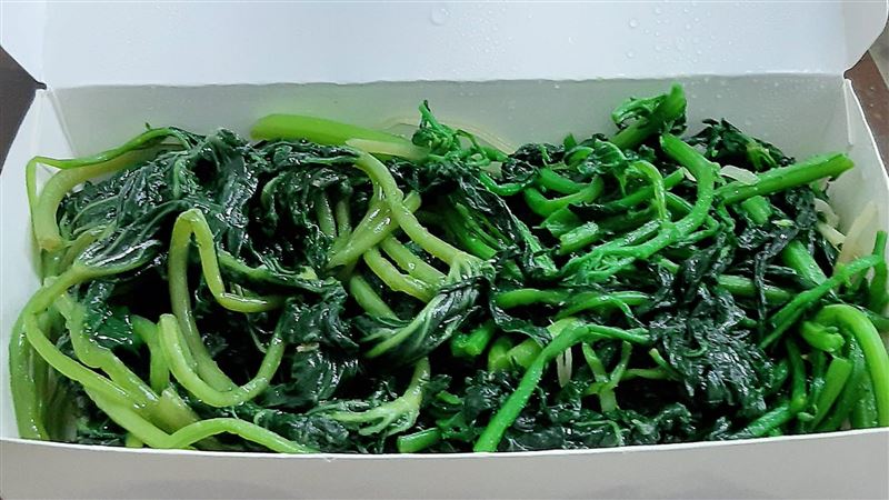 正妹夾自助餐　10元青菜份量驚呆網