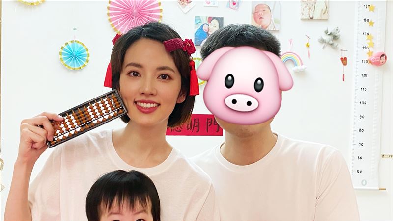 女兒辦抓周　阿諾竟教偷吃步逼拿鈔票